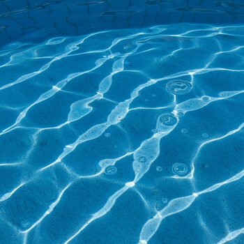 Sualtı LED fənərlərlə işıqlandırılmış hovuz suyu