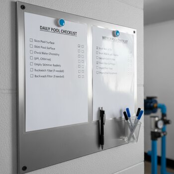 Hovuz üçün laminat yoxlama siyahıları lövhədə maqnitlə saxlanılır