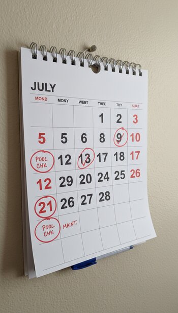 Divar təqvimində hovuz qulluq günləri rəngli markerlə işarələnib