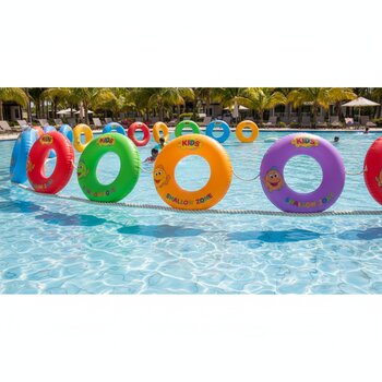 Hovuzun aşağı dərinlik zonasına yaxın uşaq üçün şişmə dairələr