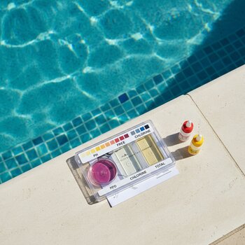 Hovuz kənarında masa üzərində pinco balans kartı və qeydlər dəftəri