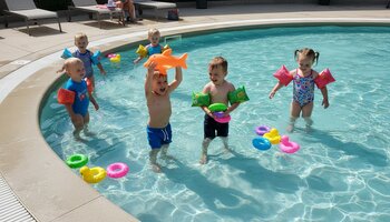 Kiçik uşaqlar üçün hovuzda rəngli şişmə dairələr