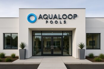 AquaLoop Pools mağazasının giriş hissəsi və hovuz avadanlığı vitrini
