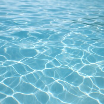 Kristal təmiz hovuz suyu səthinin yaxın plan şəkli
