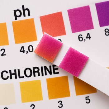 Hovuz suyu üçün pinco test zolaqlarının yaxın plan görüntüsü