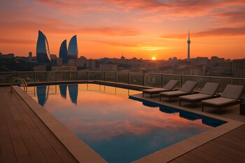 Bakıda şəhər mənzərəsi ilə dam hovuzu