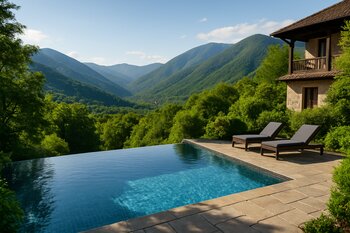 Şəki dağ mənzərəsi ilə villa hovuzu