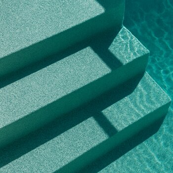 Hovuz pilləkənləri və kölgələrin su ilə oynayan fakturası