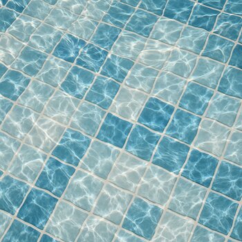 Hovuz suyunda mozaika kafel fakturasının yaxın plan görüntüsü